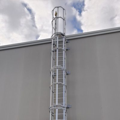 ESCALERA A CHAPA PELDAÑO SOLDADO